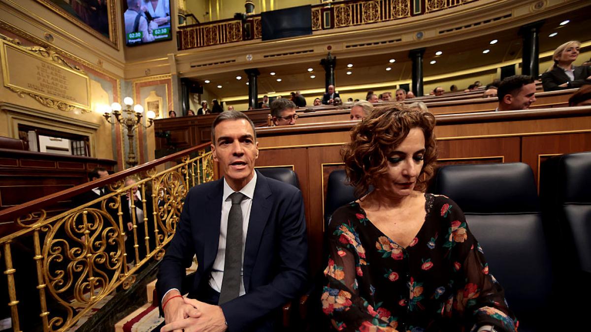  Dimitir ,  volver a la socialdemocracia  o  seguir luchando : los lectores buscan soluciones al PSOE entre el enfado y la crítica constructiva