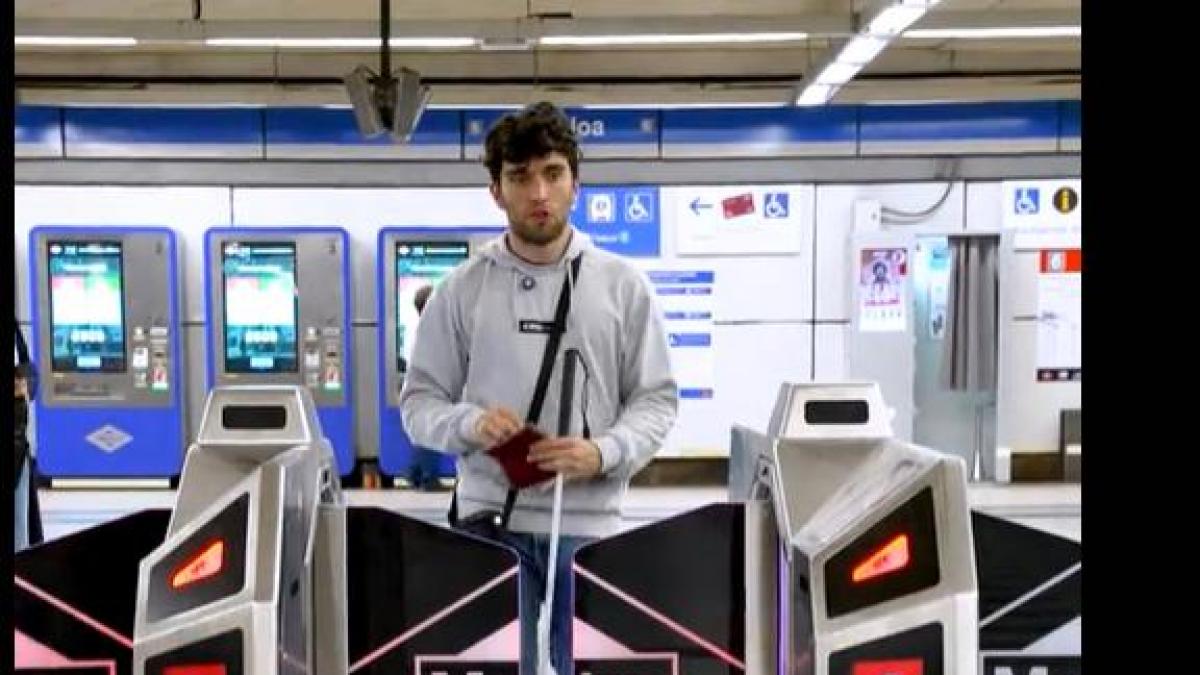Más de un millón de personas están alucinando con el vídeo de cómo una persona ciega coge el Metro de Madrid