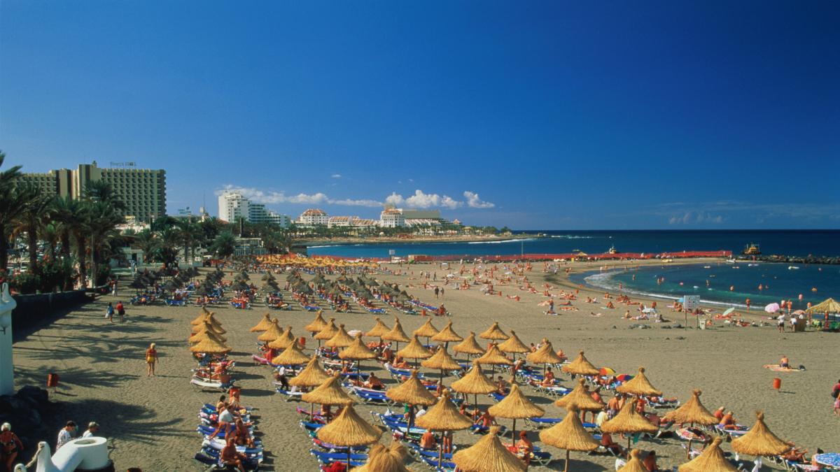 Canarias, entre los destinos a reconsiderar según una prestigiosa guía de viajes:  El turismo está ejerciendo una presión insostenible sobre el territorio y las comunidades locales 