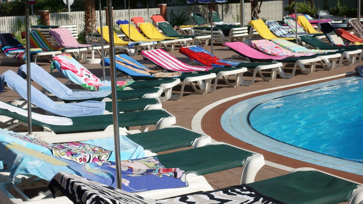 Adiós a las carreras para conseguir tumbona: así están actuando los hoteles tras la histórica indemnización a un alemán que se quedó sin tumbona en Grecia