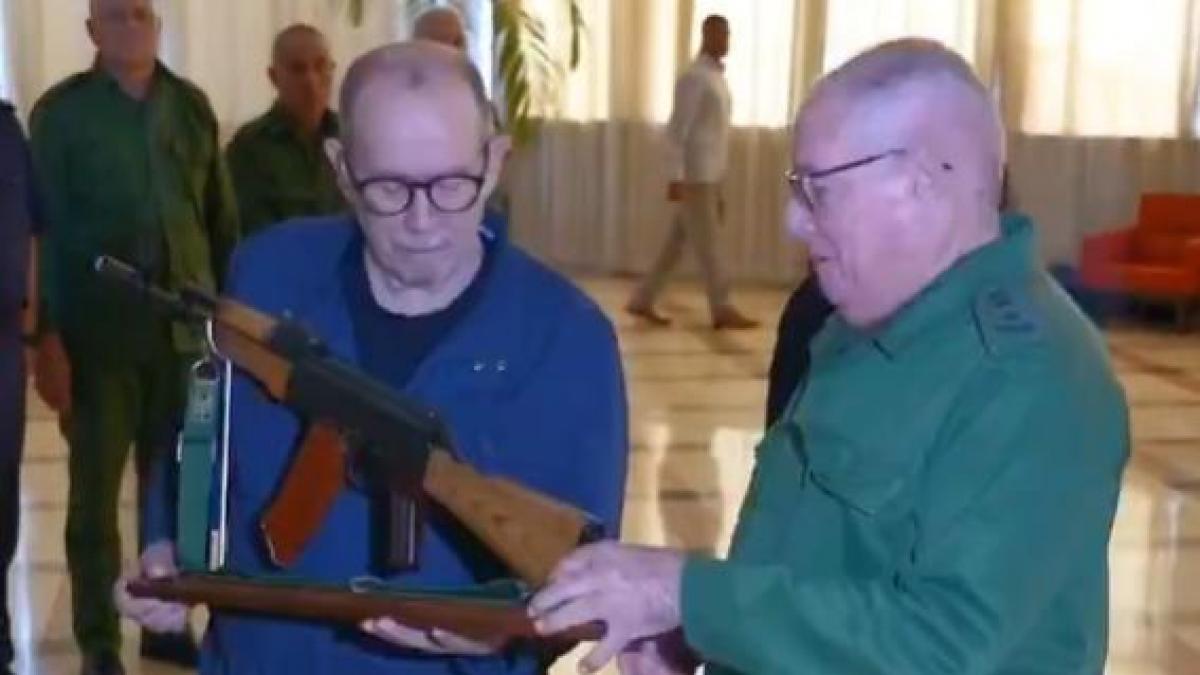 Silvio Rodríguez dice tener  listo  su Kalashnikov si EEUU ataca Cuba:  No lo pedí simbólicamente, lo pedí de verdad 