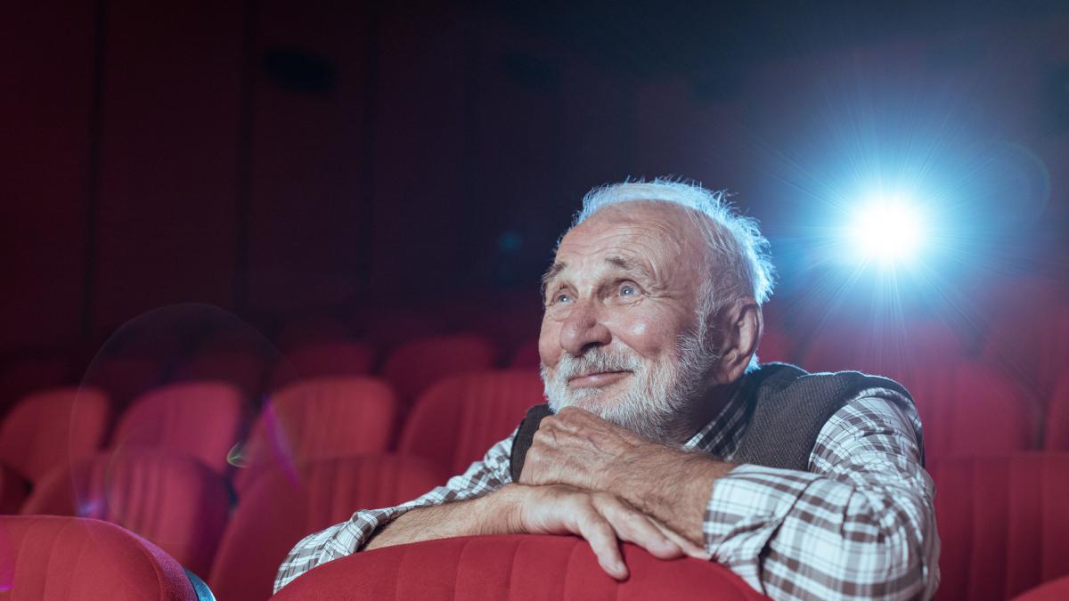Ya ha entrado en vigor en España, lo confirma el BOE: los mayores de 65 años tendrán un año más de cine por 2 euros para frenar la caída de espectadores
