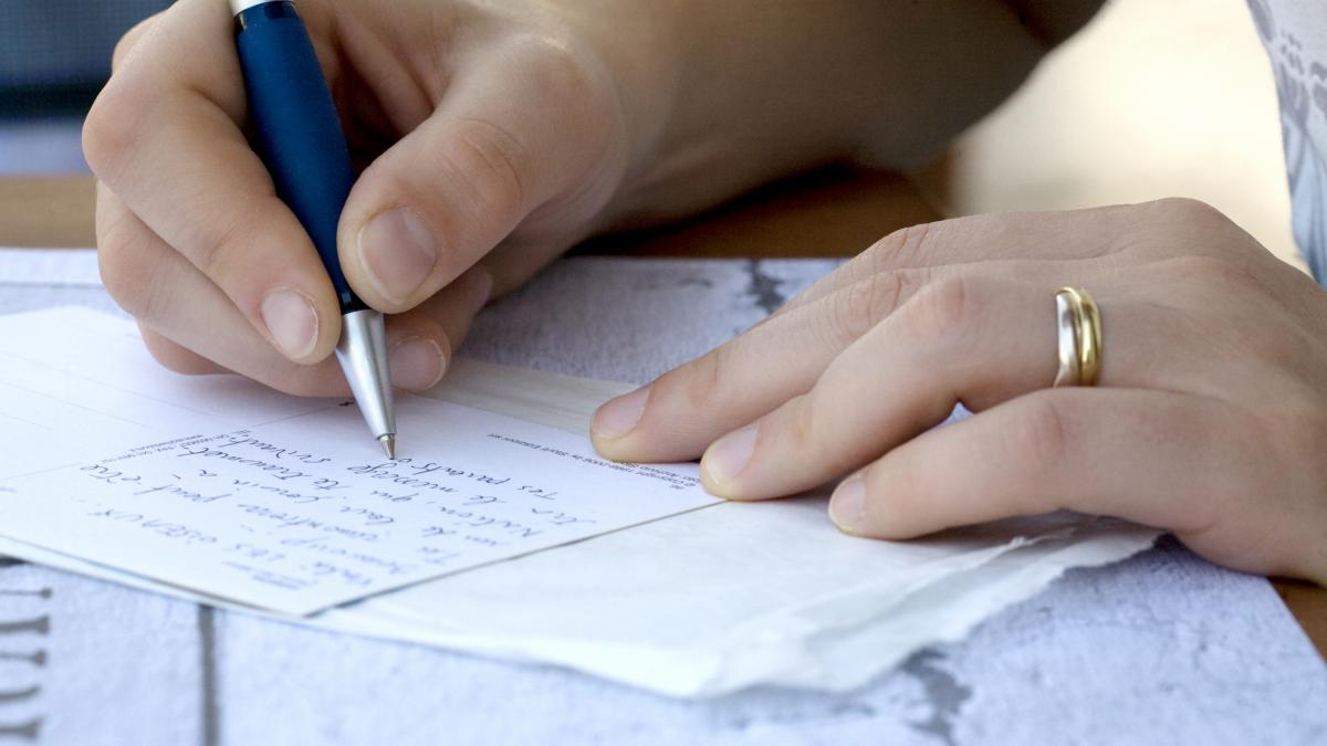 Adiós al móvil: los jóvenes están pagando a personas de todo el mundo por recibir cartas escritas a mano en un paso más en la vuelta a lo analógico