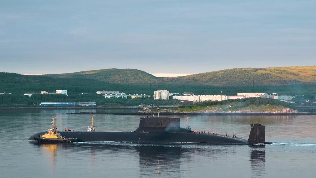 16 misiles nucleares y una sauna a bordo: los lujos del nuevo submarino que Rusia oculta en el Ártico
