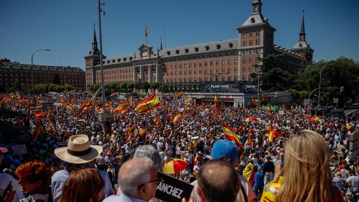 Polémica por la pancarta que se ha visto durante la manifestación contra Sánchez en Madrid