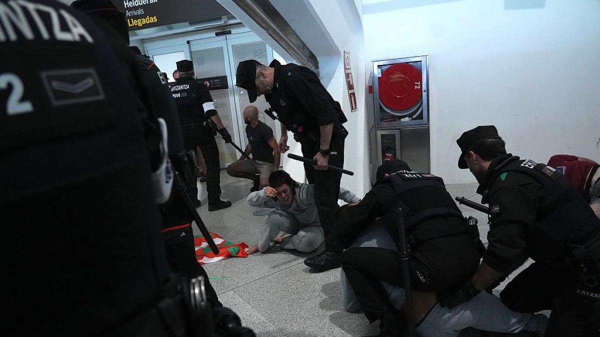El consejero de Seguridad vasco pide disculpas por los momentos de tensión en el aeropuerto de Bilbao tras llegada de la flotilla