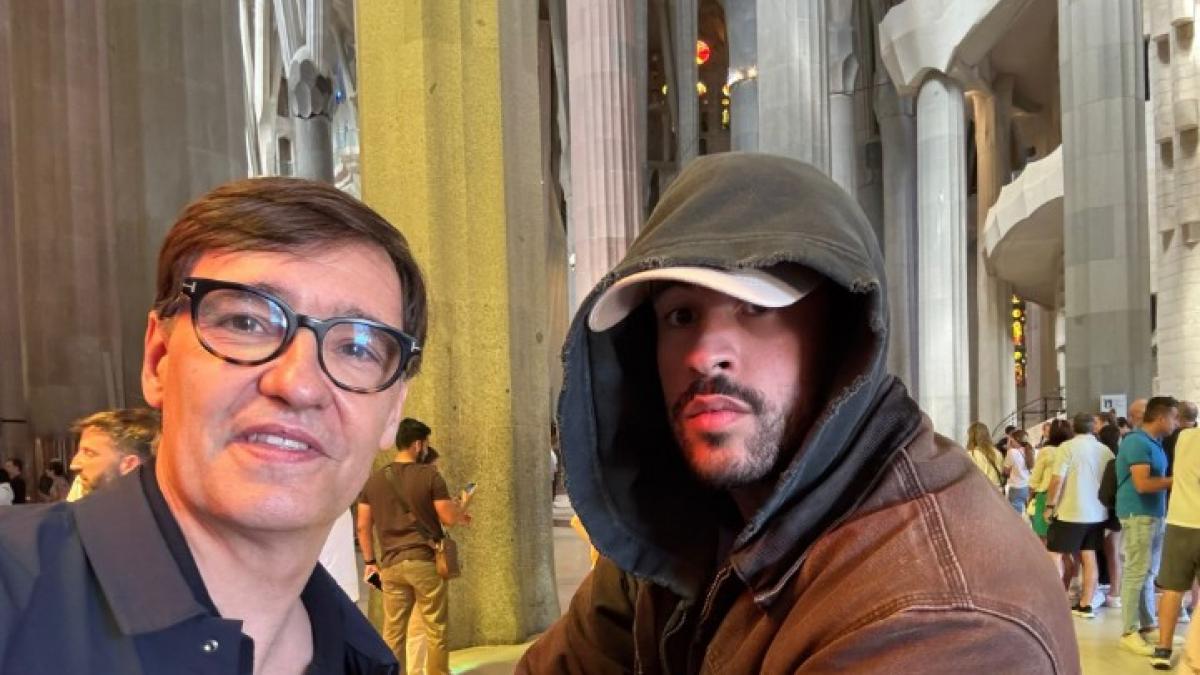 Debió tirarse más fotos: Illa se hace un 'selfie' con Bad Bunny en la Sagrada Familia