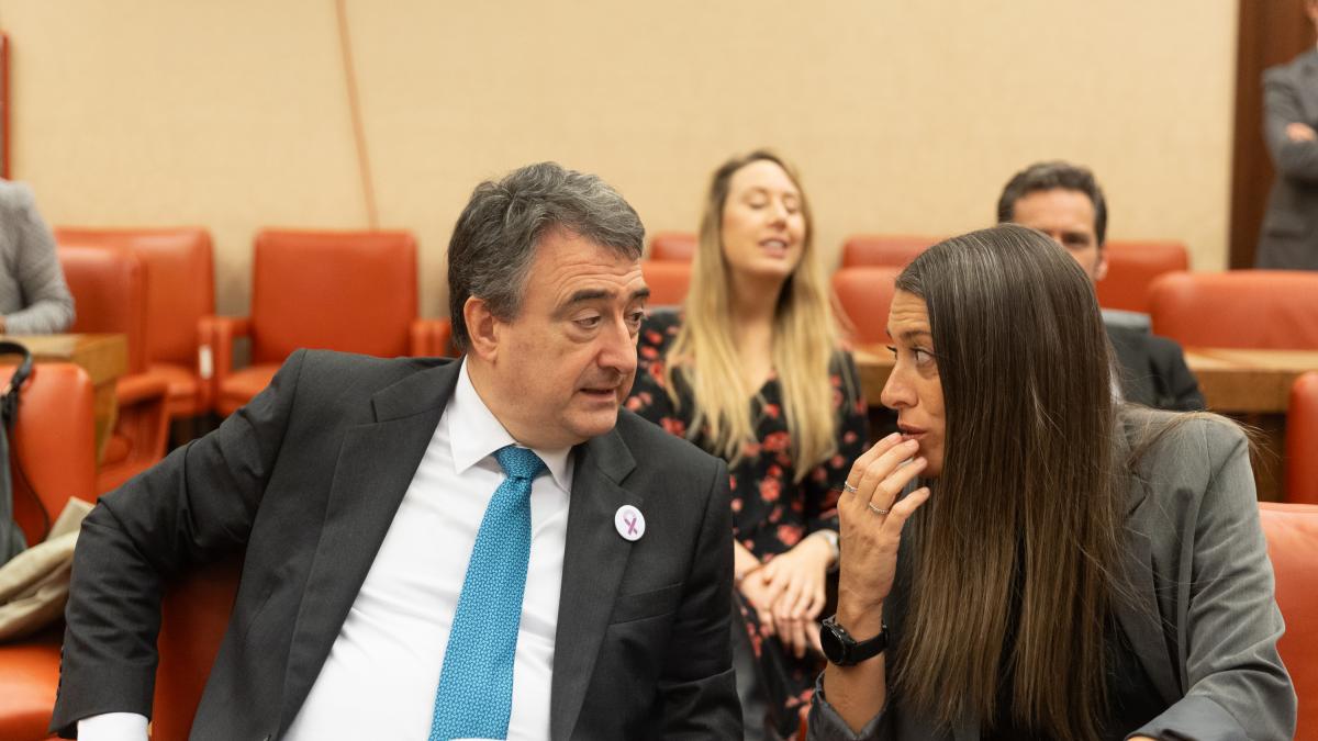 PNV y Junts, los funambulistas del final de la legislatura: ambos apuntan al adelanto electoral ante los escándalos del PSOE