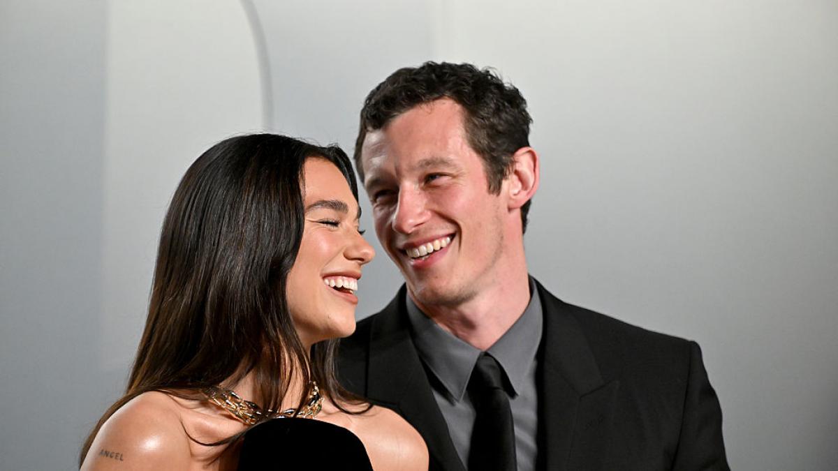 Qué se sabe de la boda de Dua Lipa y Callum Turner: de un adelanto de fecha a las pistas del vestido