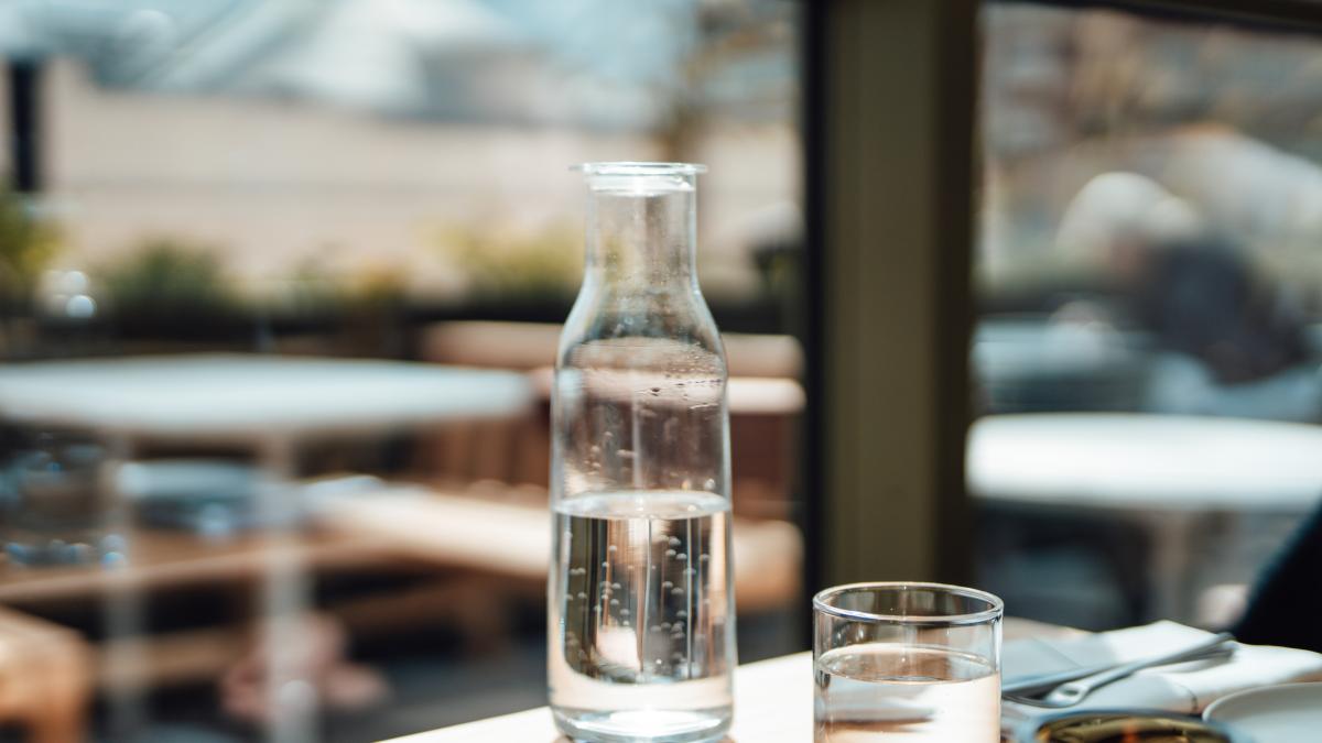Un hotel de cinco estrellas le niega un vaso de agua a una huésped que paga 6.000 euros por dormir allí: la justicia le da la razón al establecimiento