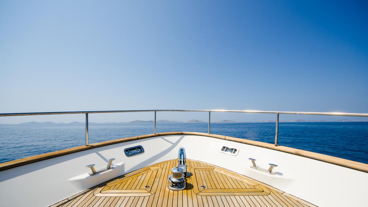 Una española que trabaja en un barco de lujo confiesa qué hace antes de que llegue el propietario: 