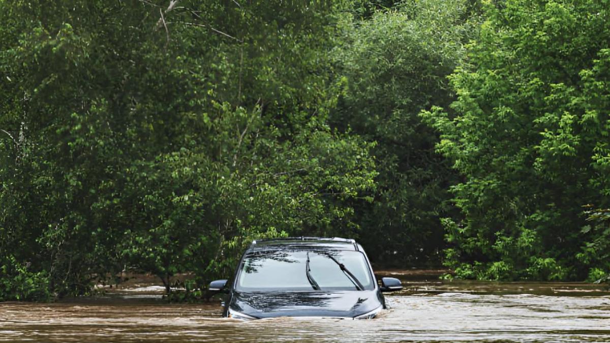La policía no sale de su asombro: localizan un coche sumergido en el fondo de un río lejos de cualquier puente o carretera