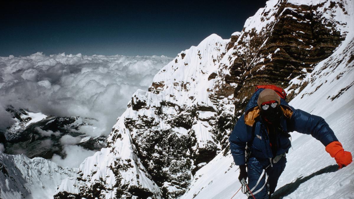 Rompen el récord de escalar el Everest en menos de 10 horas, pero el montañismo abre un debate: 