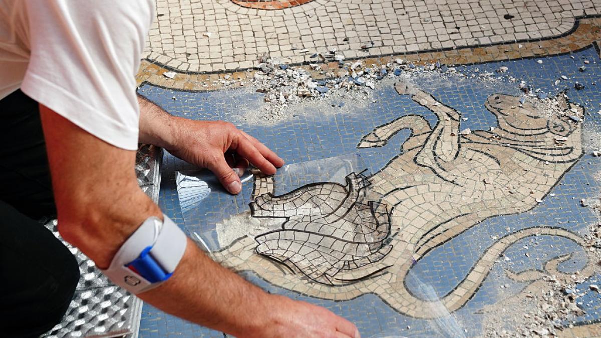 Una ciudad italiana restaura de urgencia el mosaico de un toro: los turistas tienen la costumbre de zapatear sobre sus testículos