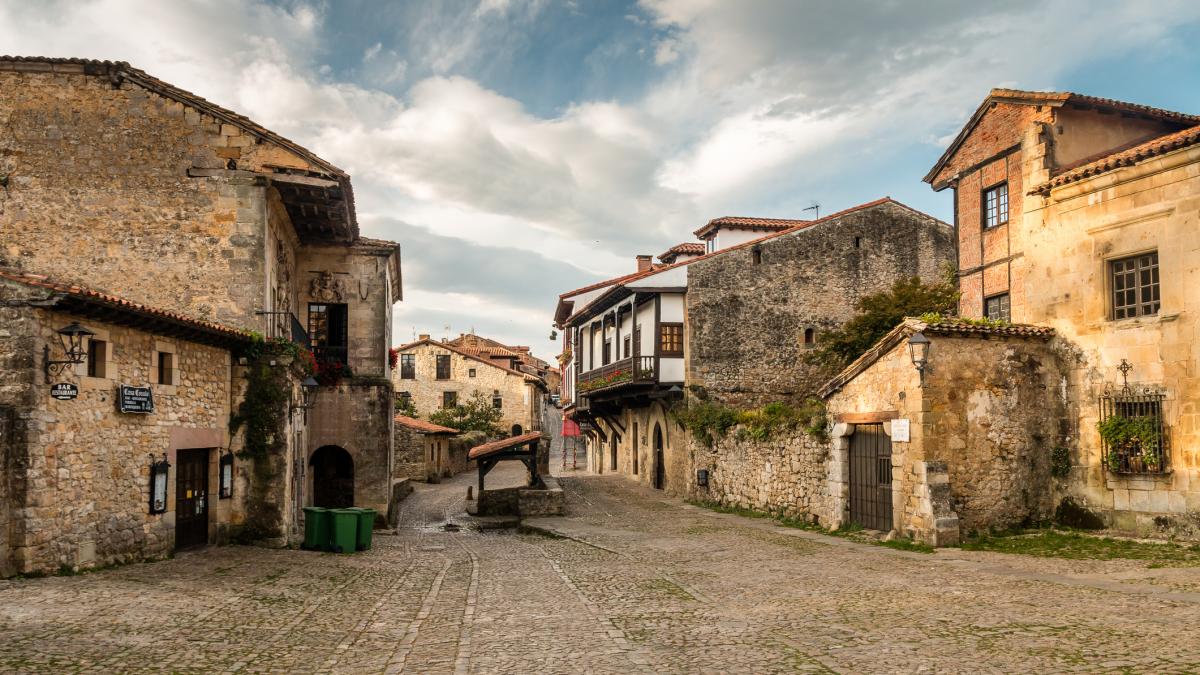 4.200 vecinos y un millón de visitantes al año: el plan de Santillana del Mar para evitar morir de éxito turístico