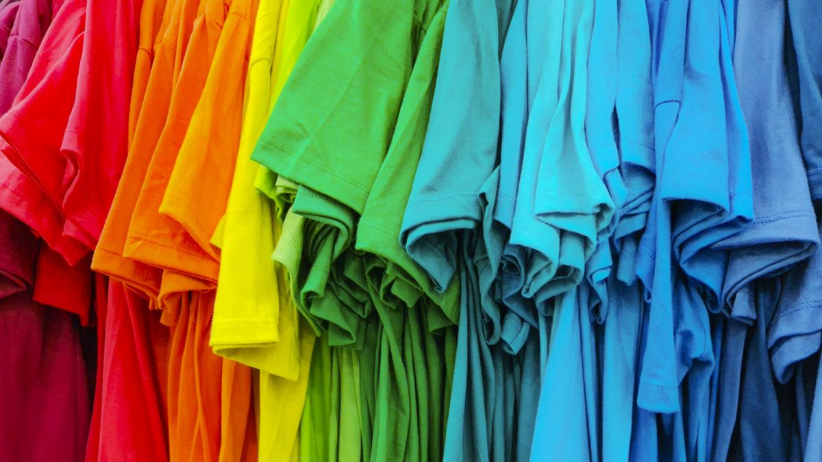 La paradoja del textil: una camiseta emite un 45% menos si la fabrica un robot europeo, pero la automatización amenaza a millones de trabajadores asiáticos