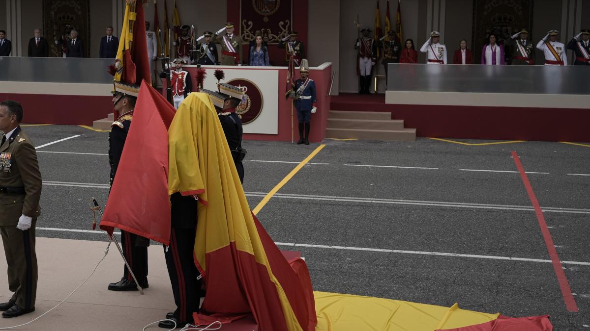 Al actor Joaquín Kremel le bastan tres palabras y una imagen para reaccionar a la caída de la bandera de España