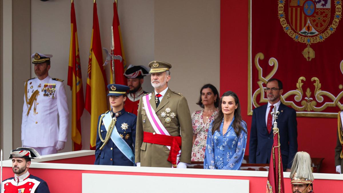 Accidentado desfile del día de las Fuerzas Armadas: sin desfile aéreo y con una caída de la bandera que ha incomodado hasta a Felipe VI