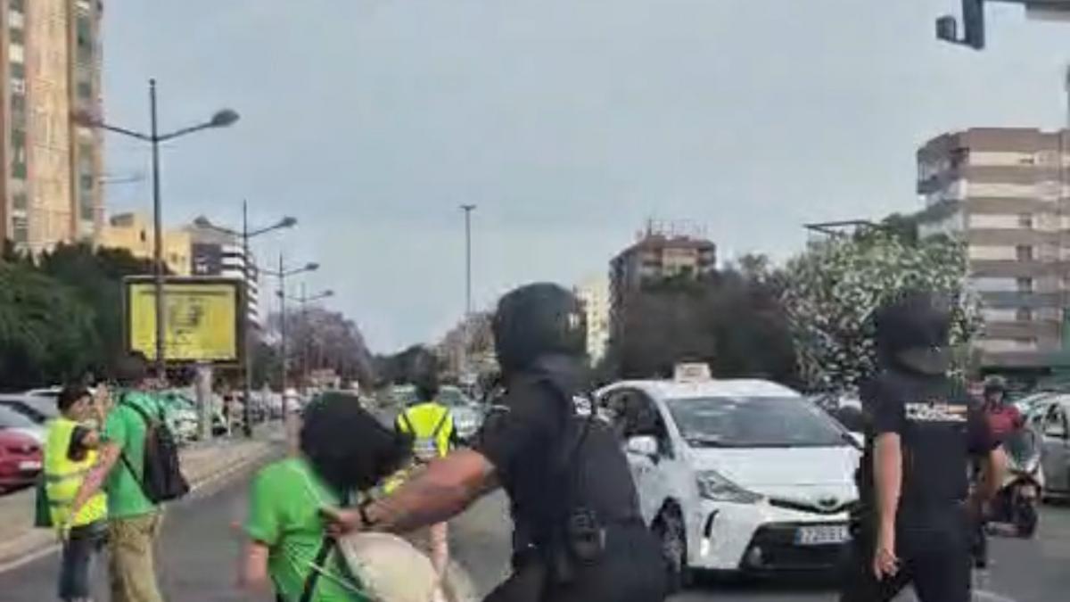 Expediente disciplinario para el antidisturbios que agredió a una docente en València