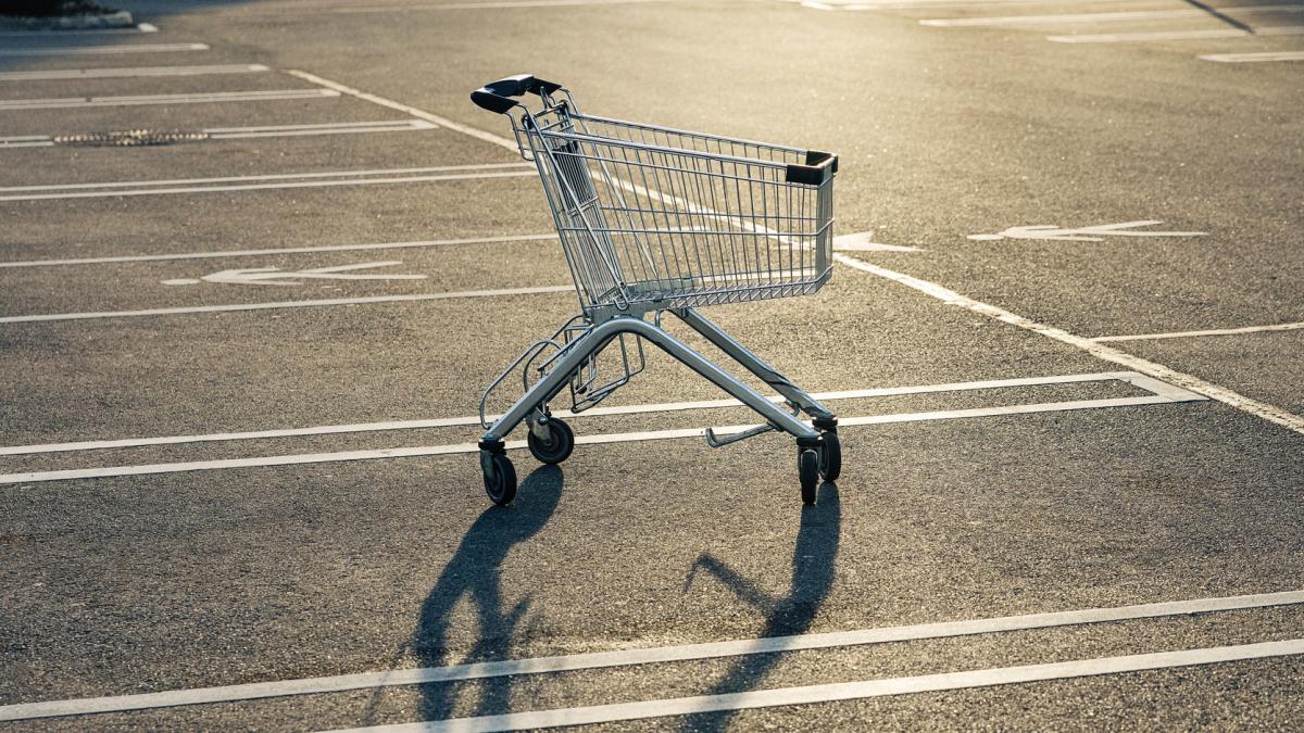 Vanessa, joven de 19 años, empuja un carrito de la compra y 