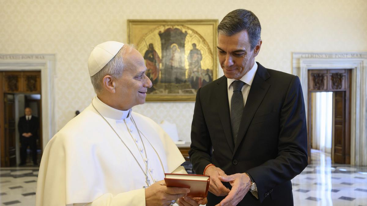 Sánchez se aferra al Papa para lograr algo de calma