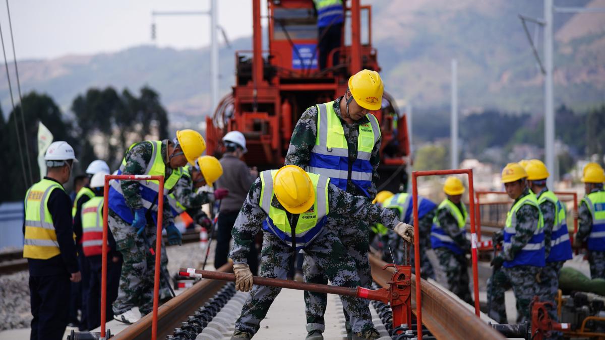 China reduce un viaje de siete horas a 90 minutos en 9 horas de trabajo: movilizaron a más de 1.000 trabajadores