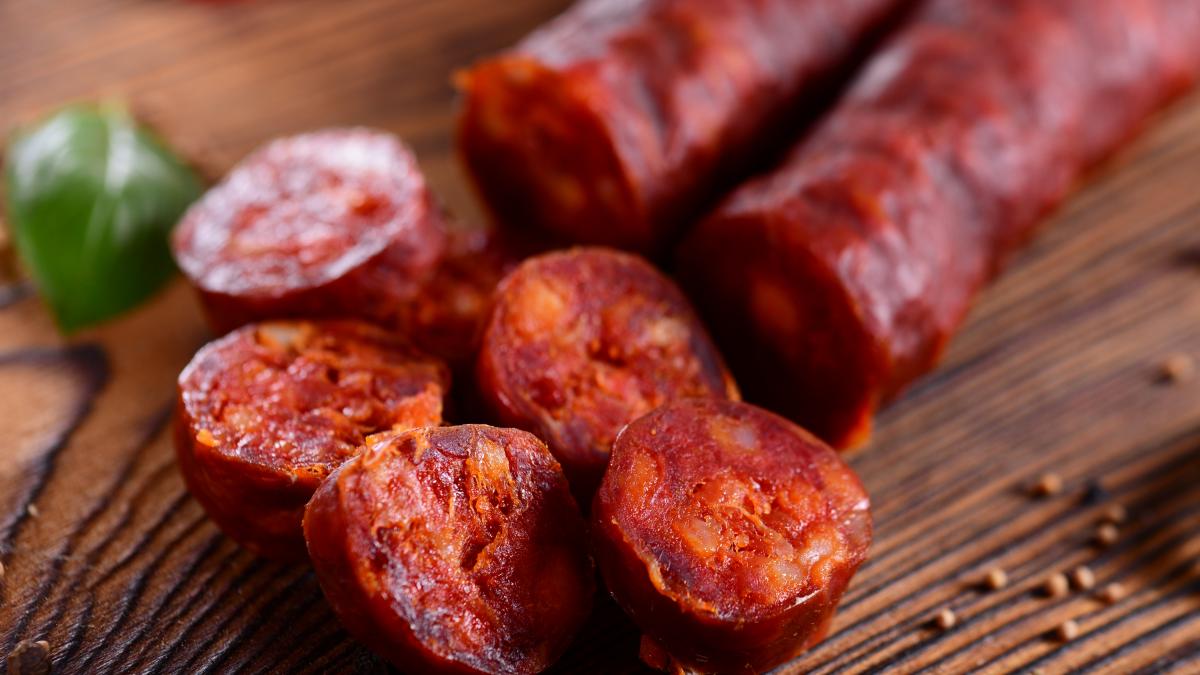Lanzan una alerta alimentaria por salmonella en dos variedades de chorizo de la marca 'La Serrana'