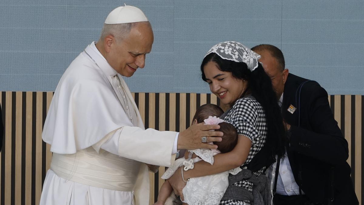 El primer día del papa León XIV en España, en imágenes: reyes, jóvenes, migrantes y música