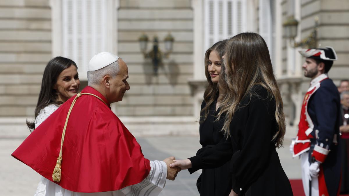 La princesa Leonor y la infanta Sofía conocen al papa León XIV: de negro, lo que ha hecho Letizia y el llamativo detalle del vestido de Sofía
