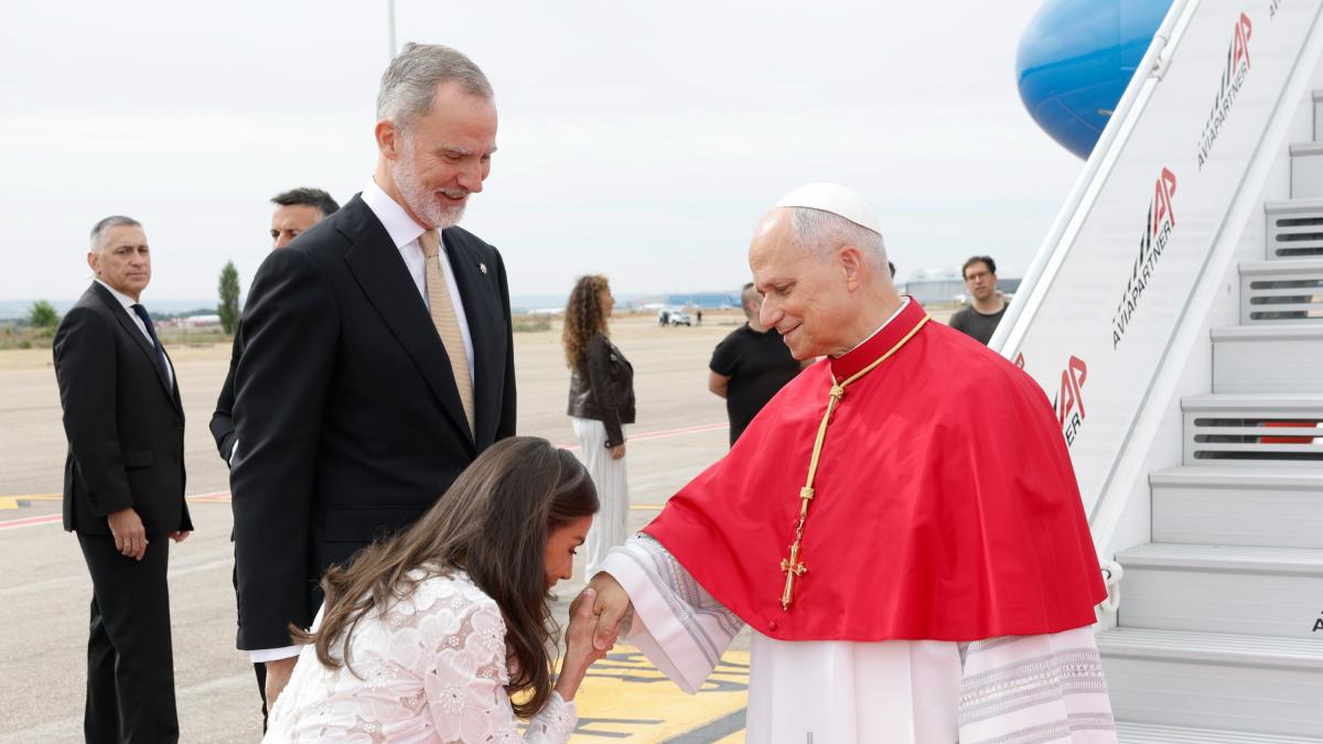 La razón de la reverencia de la reina Letizia al papa León XIV cinco días después de la polémica con Charlene de Mónaco