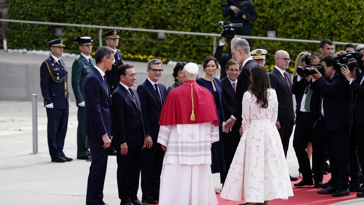 Una experta en protocolo analiza los gestos de Sánchez, Ayuso y Almeida durante el recibimiento del papa León XIV