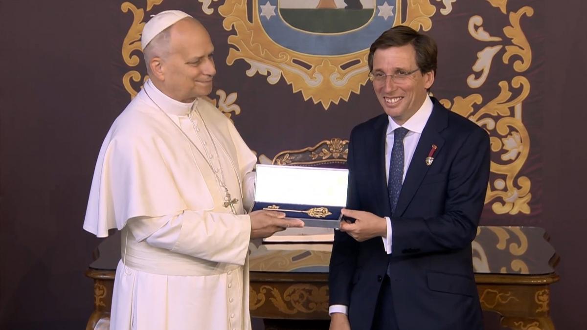 Almedia obsequia de León XIV con las Llaves de Oro Madrid: t