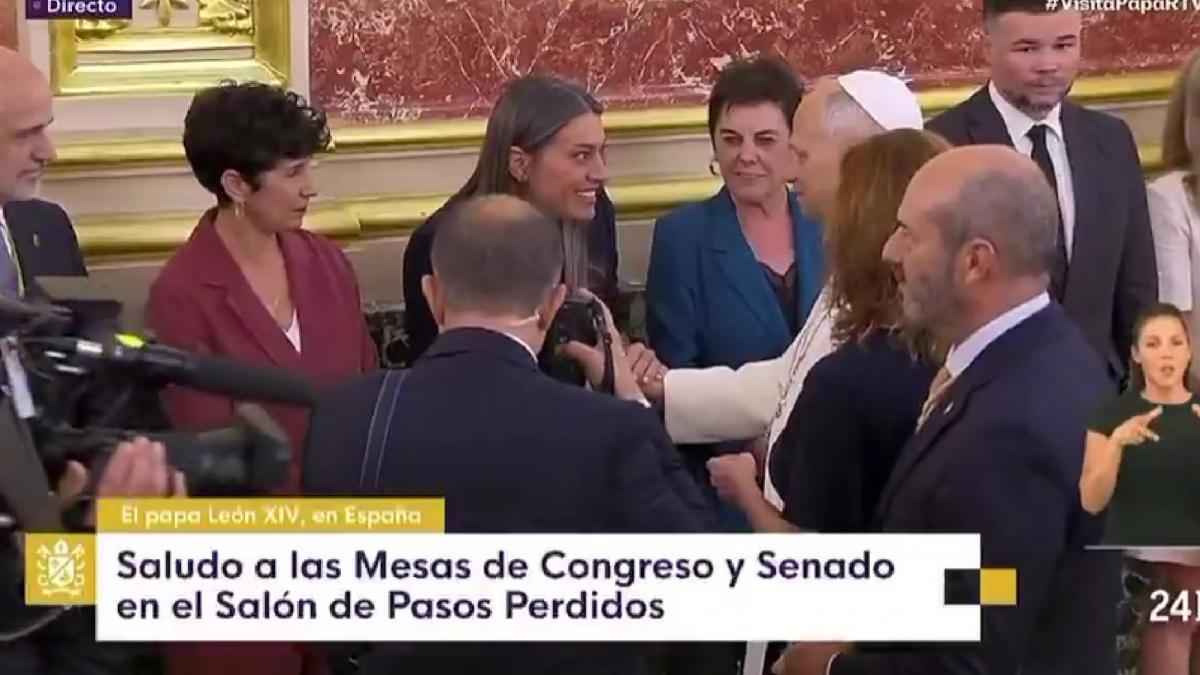 Lo que ha hecho Miriam Nogueras en su saludo con el papa Leó