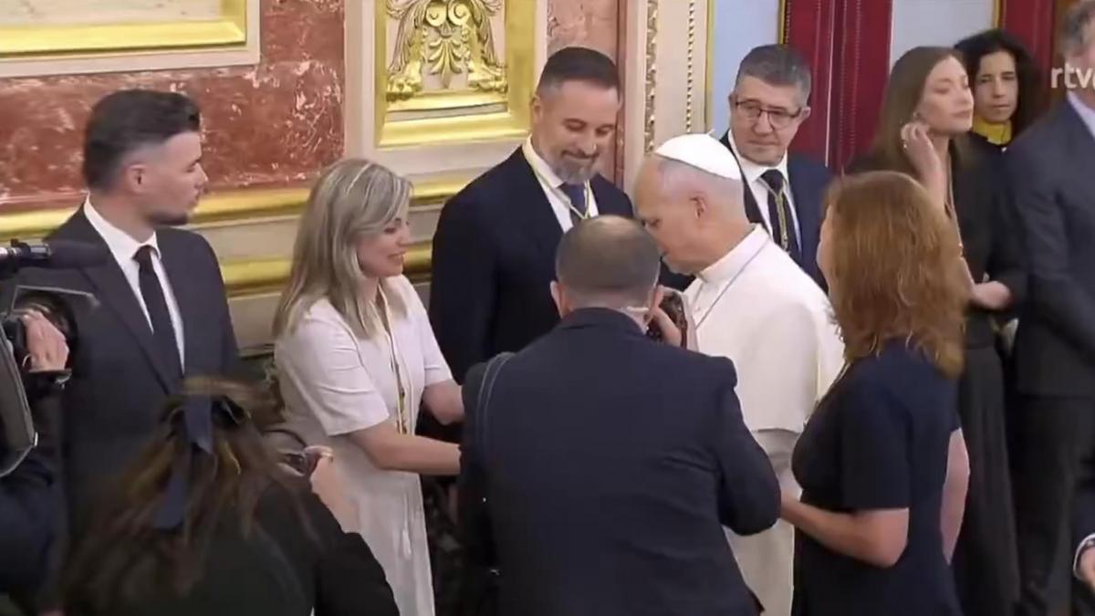 Una experta en protocolo ve lo que ha hecho una diputada de 