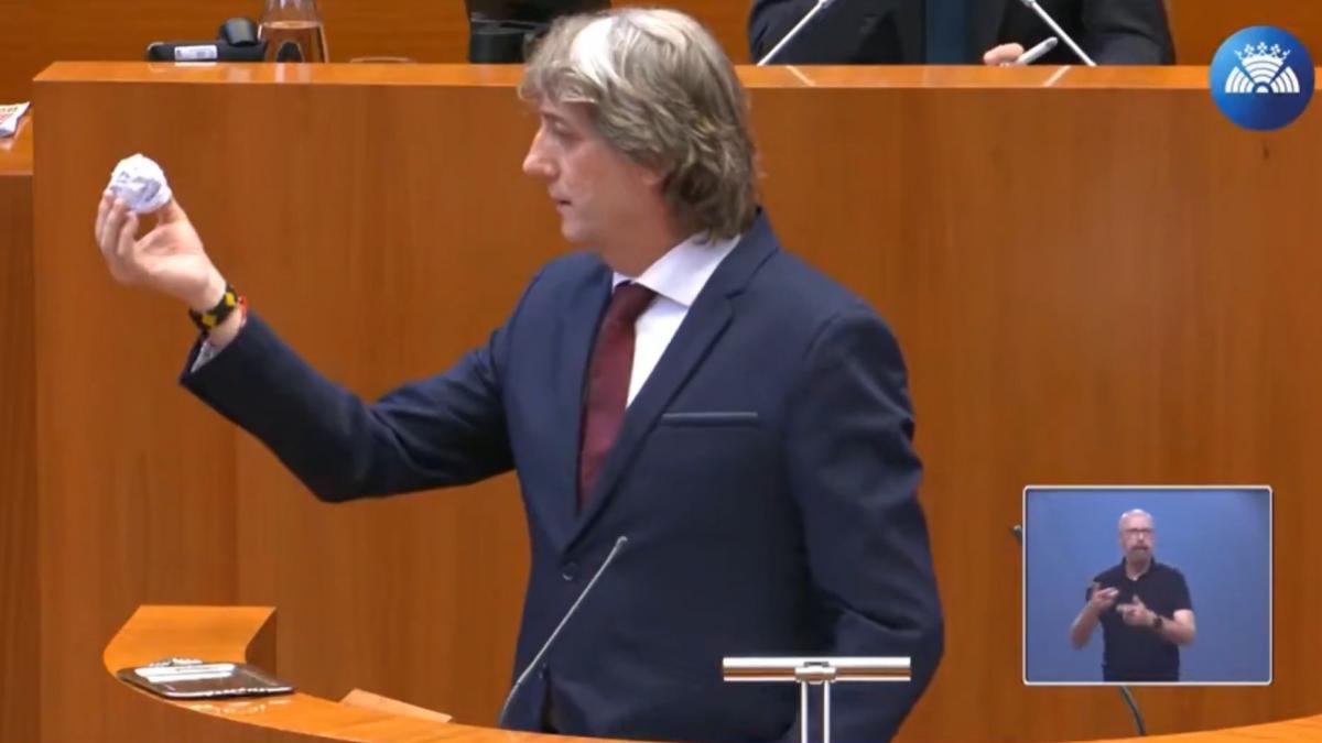 La cara de Mañueco cuando Carlos Martínez, del PSOE, le sirv
