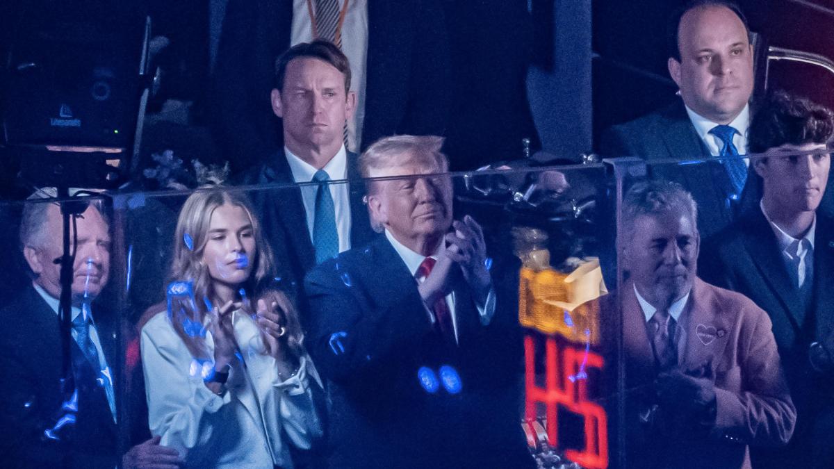 Dientes, dientes: Trump responde con una sonrisa burlona a s
