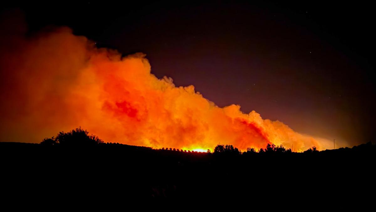 Un fuego obliga al desalojo de 360 vecinos en Vill