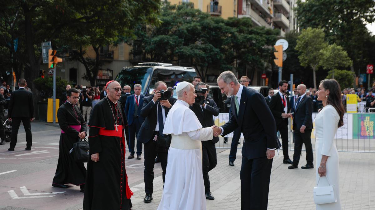La reina Letizia, por tercera vez en España con el papa León XIV: triplete  de blanco y su curioso gesto en la Sagrada Familia que todos podemos  entender
