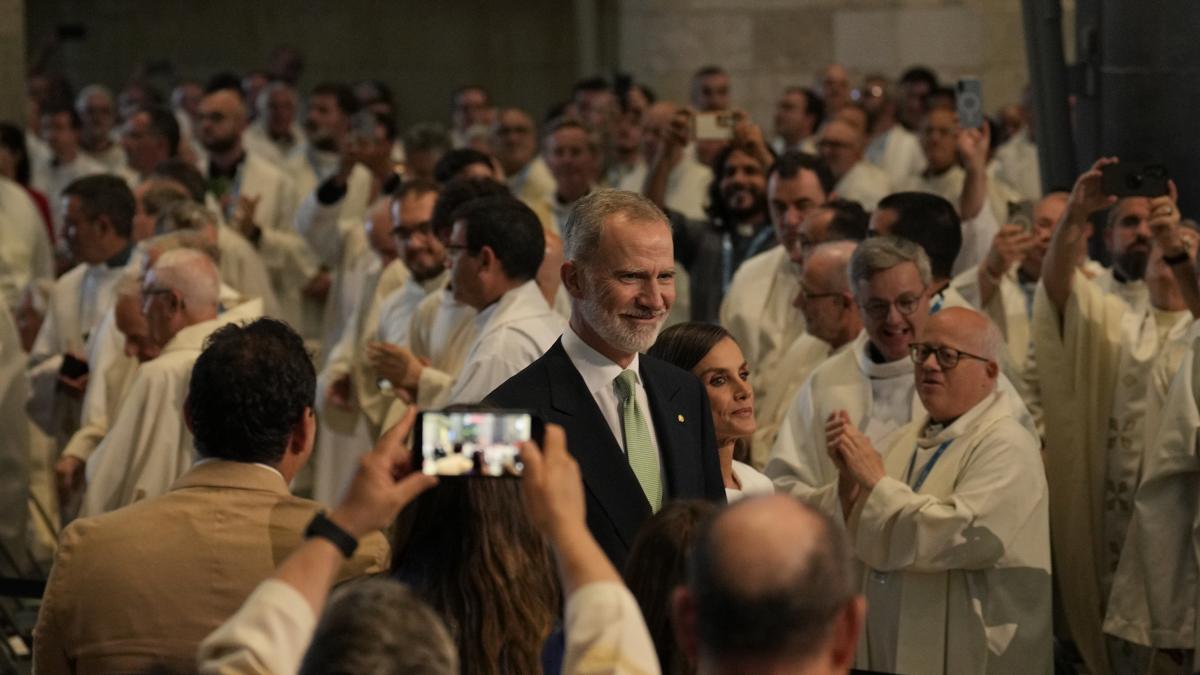 Una persona capta con un móvil lo que ocurre cuando Felipe V