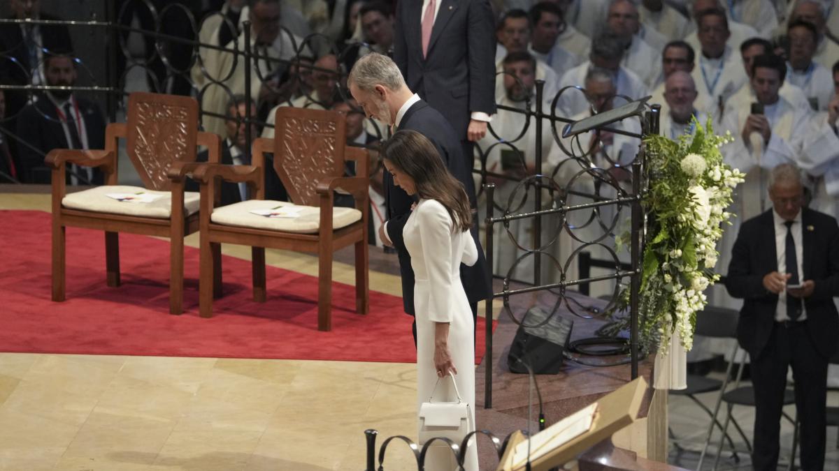 La reina Letizia, por tercera vez en España con el papa León XIV: triplete  de blanco y su curioso gesto en la Sagrada Familia que todos podemos  entender