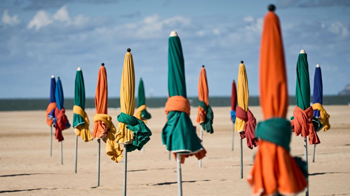 Prohibido poner sombrilla si eres adulto: una playa de Cerde