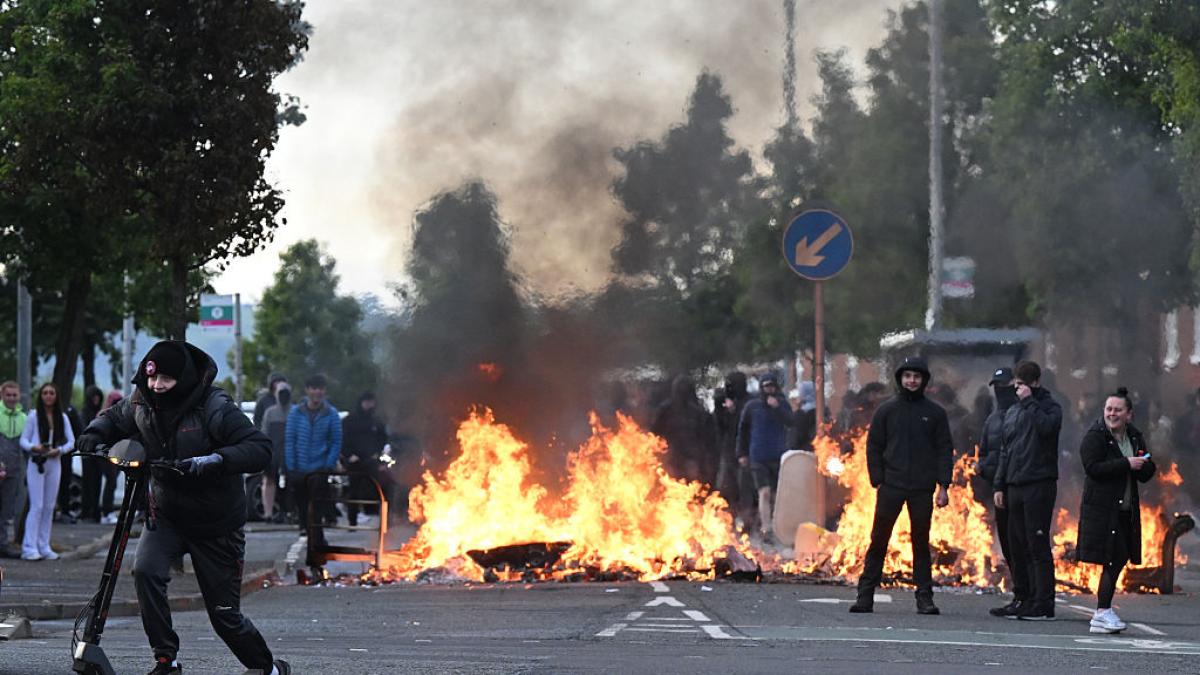 Razzia ultra en Belfast: los ataques de odio a migrantes se 