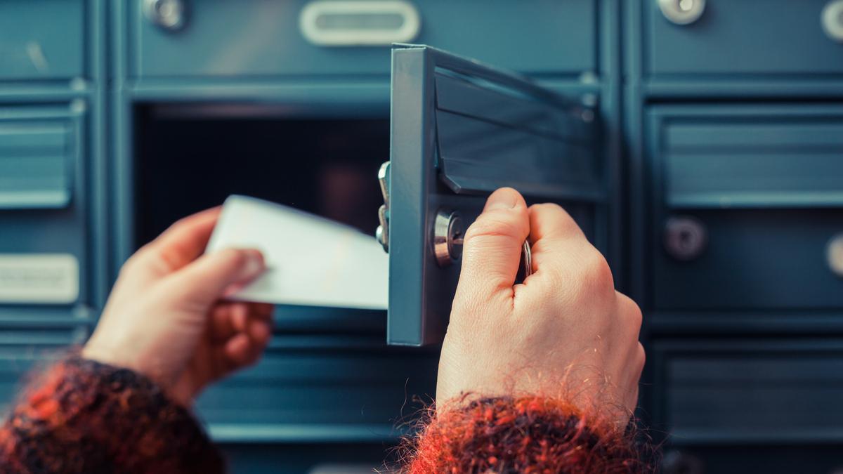 Correos avisa a los vecinos sin buzón: si no lo instalan, su