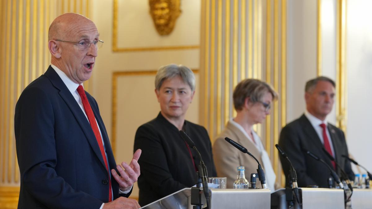 Dimite el ministro de Defensa de Reino Unido por las diferen