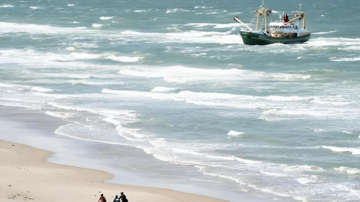 El mar les come un metro de costa al año: 88 propi