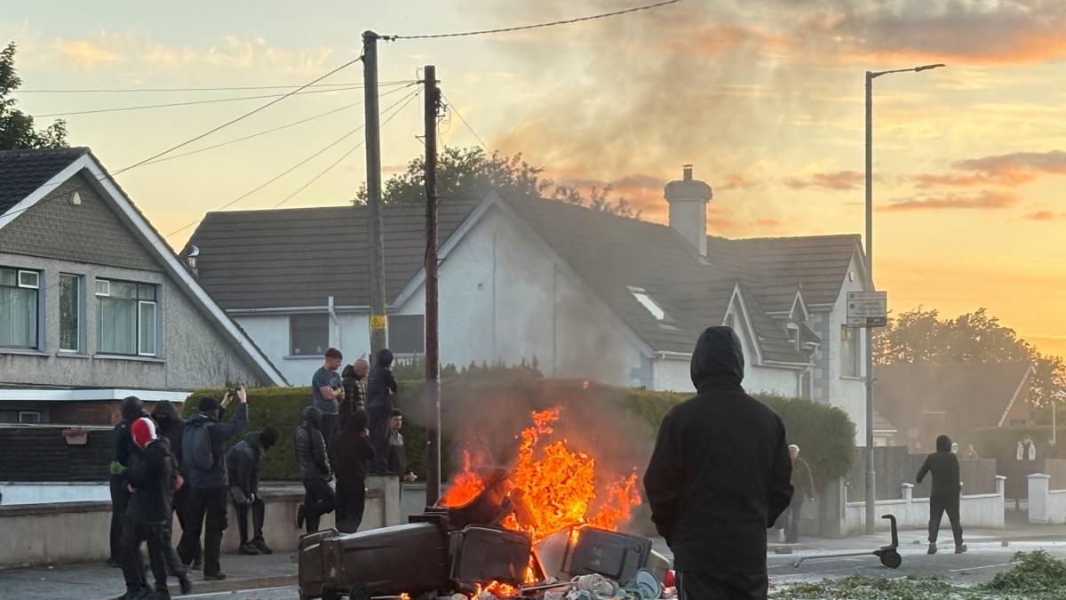 Otra noche de furia en Belfast: los ultras agitan la calle c