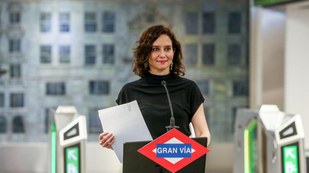 Ayuso  veta  el abono de transporte de Madrid a personas que no estén empadronadas