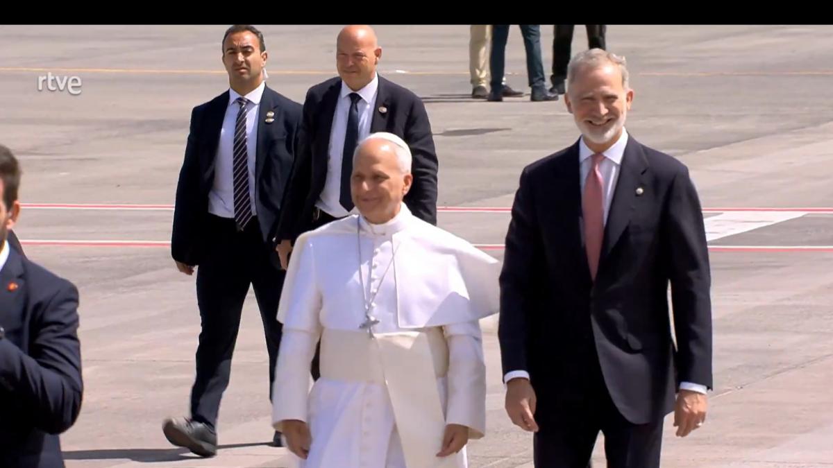Risas entre Felipe VI y León XIV por lo que ocurre cuando iba a coger su avión de vuelta a Roma