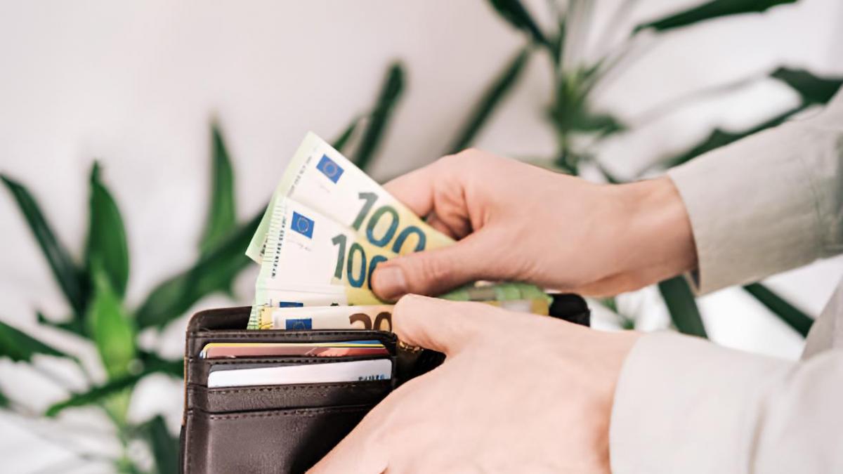 Padre siempre guardaba los billetes doblados en su cartera: me reí durante años antes de comprender por qué tenía razón