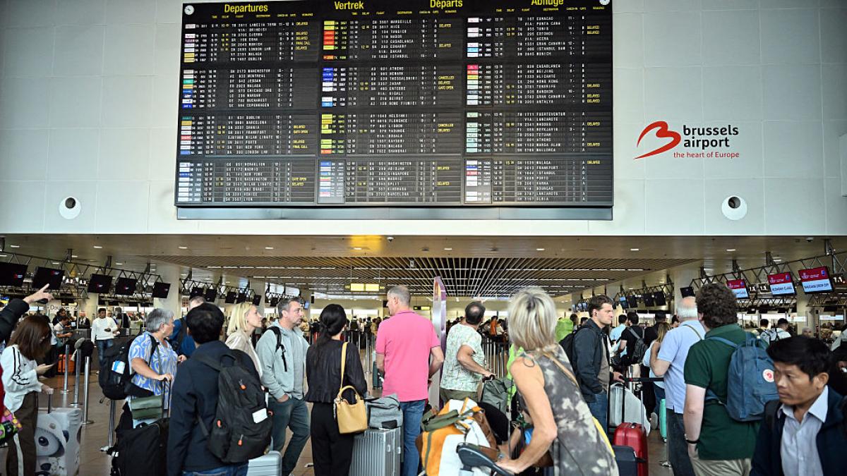 Retrasos de vuelos, niños separados y el lío de la maleta de mano: Europa aprueba (por fin) su protección para los pasajeros
